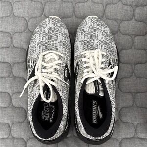 NIB Brooks Adrenaline 21 Black and White Running Shoes